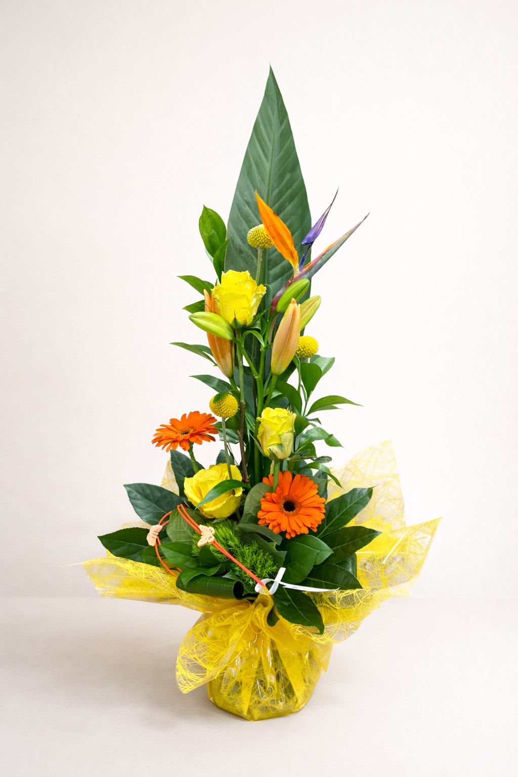 Composition florale en hauteur orange