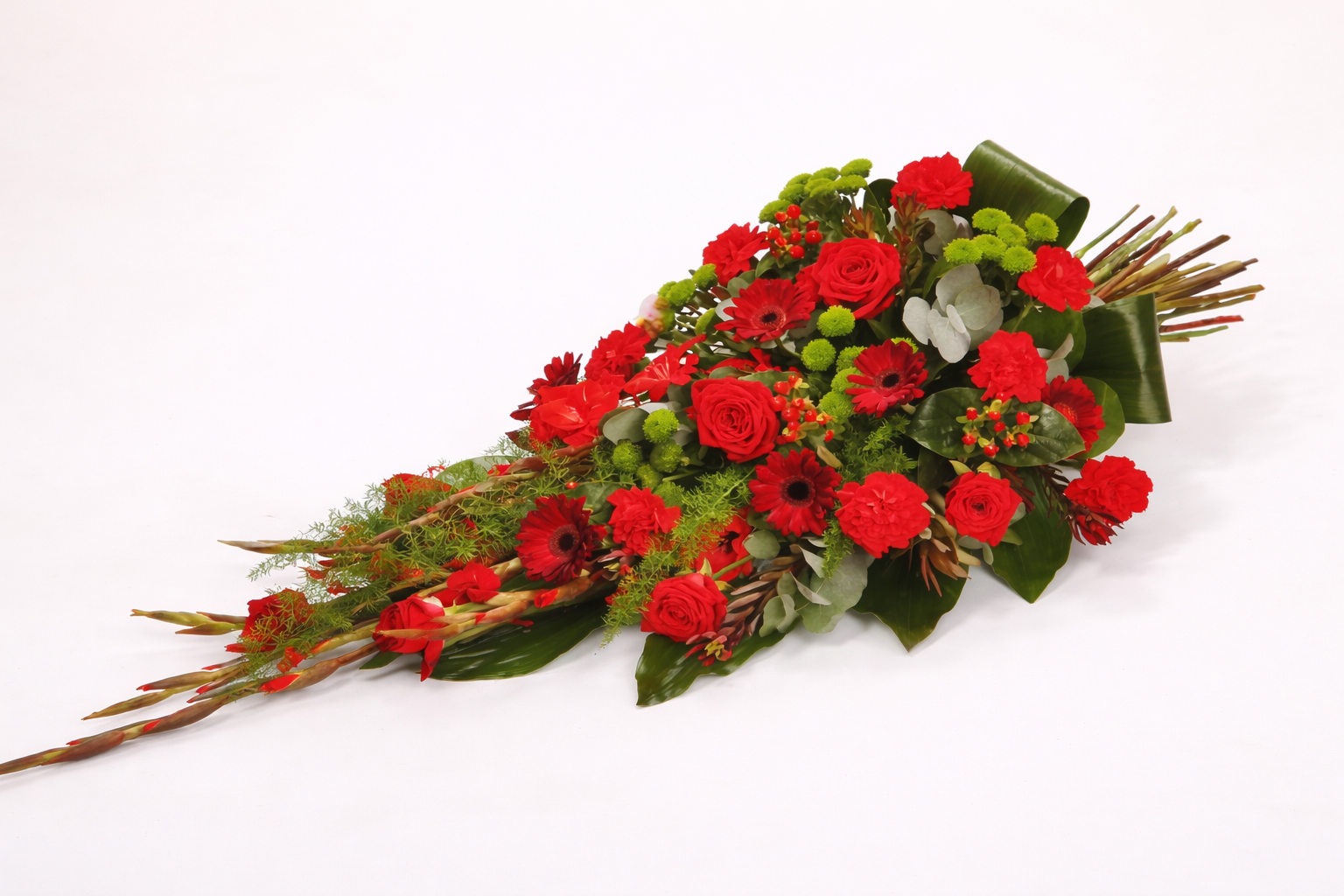 Composition dessus de cercueil rouge