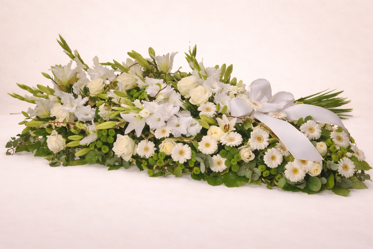 Composition dessus de cercueil blanc