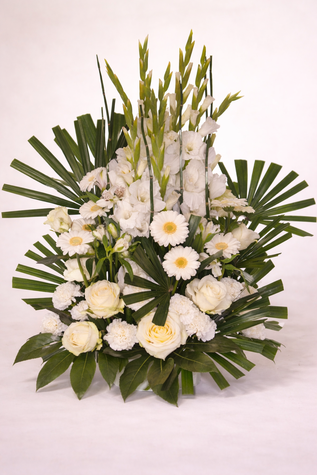Composition devant de tombe blanc