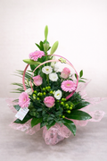 Composition florale en hauteur aux tons roses