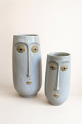 Vases visages céramique avec fond beige